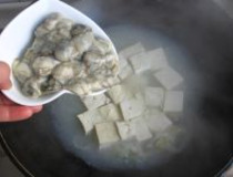 海蛎子炖豆腐做法 海蛎子炖豆腐简单做法介绍6