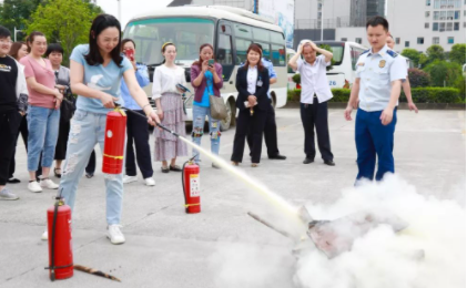 消防灭火器的使用方法2