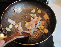 菱角炒肉做法图解 简单做出特色风味小炒菜8