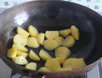 土豆蒸米饭怎么做 土豆香肠蒸米饭简单美味一人食3